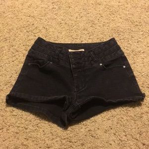 Highwaisted black shorts